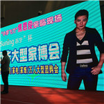 焦恩俊隨經(jīng)紀(jì)人出席山東濰坊中團(tuán)網(wǎng)蘇寧杯冠軍聯(lián)盟簽售會