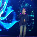 王杰隨經(jīng)紀(jì)人出席大連地產(chǎn)中秋晚會(huì)