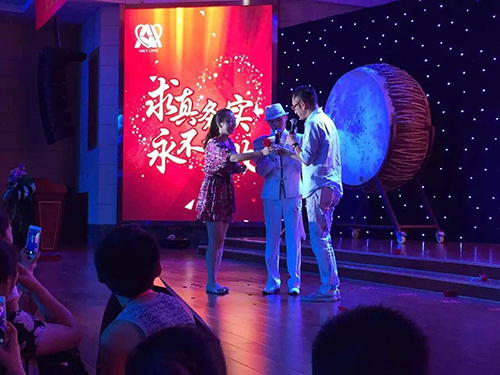 吳啟華、韓國男團(tuán)Notice出席昆明至愛企業(yè)集團(tuán)巨星見面演唱會