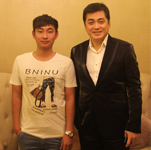 湯鎮宗與經紀人李志合影