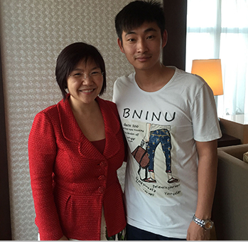 麥玲玲與經紀人李志合影