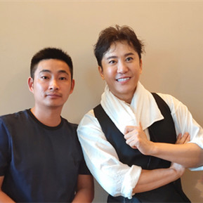 毛寧與經紀人李志合影