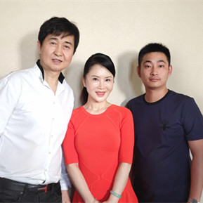 任靜、付笛聲與經(jīng)紀人李志合影