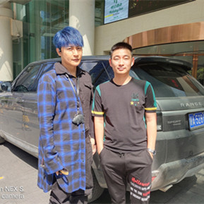 陳志朋與經(jīng)紀人李志合影