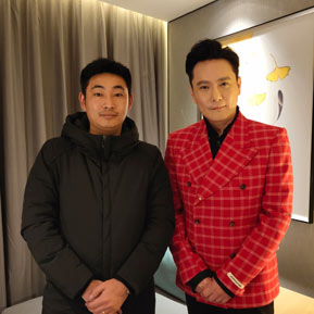 張信哲與經(jīng)紀人李志合影