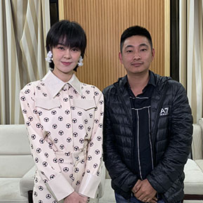 郁可唯與經(jīng)紀人李志合影