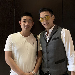 呂頌賢與經(jīng)紀人李志合影
